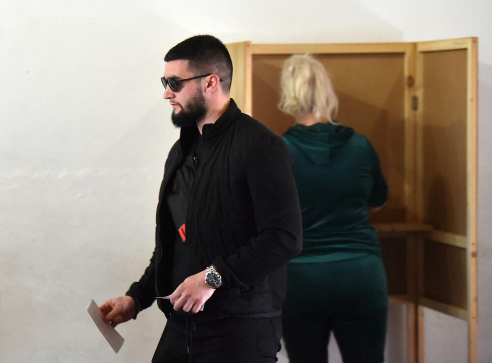 <p>Pravo glasa, saopšteno je &ldquo;Vijestima&rdquo; ranije iz MUP-a, ima oko 12.800 građana, a pored 26 biračkih mjesta u Zeti, tri su otvorena i u Upravi za izvršenje krivičnih sankcija (UIKS)</p>  <p>Stanovnici najmlađe crnogorske opštine se izjašnjavaju da li su za ili protiv gradnje postrojenja za prečišćavanje otpadnih voda u naselju Botun</p>  <p>Biračka mjesta biće otvorena do 20 sati</p>