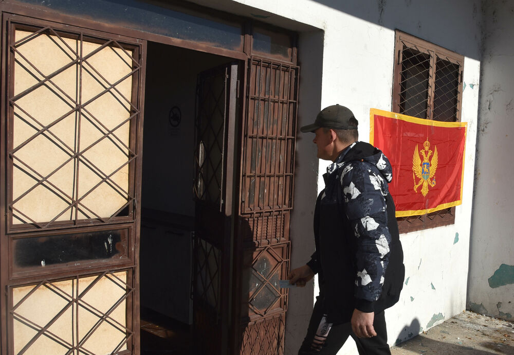 <p>Pravo glasa, saopšteno je &ldquo;Vijestima&rdquo; ranije iz MUP-a, ima oko 12.800 građana, a pored 26 biračkih mjesta u Zeti, tri su otvorena i u Upravi za izvršenje krivičnih sankcija (UIKS)</p>  <p>Stanovnici najmlađe crnogorske opštine se izjašnjavaju da li su za ili protiv gradnje postrojenja za prečišćavanje otpadnih voda u naselju Botun</p>  <p>Biračka mjesta biće otvorena do 20 sati</p>