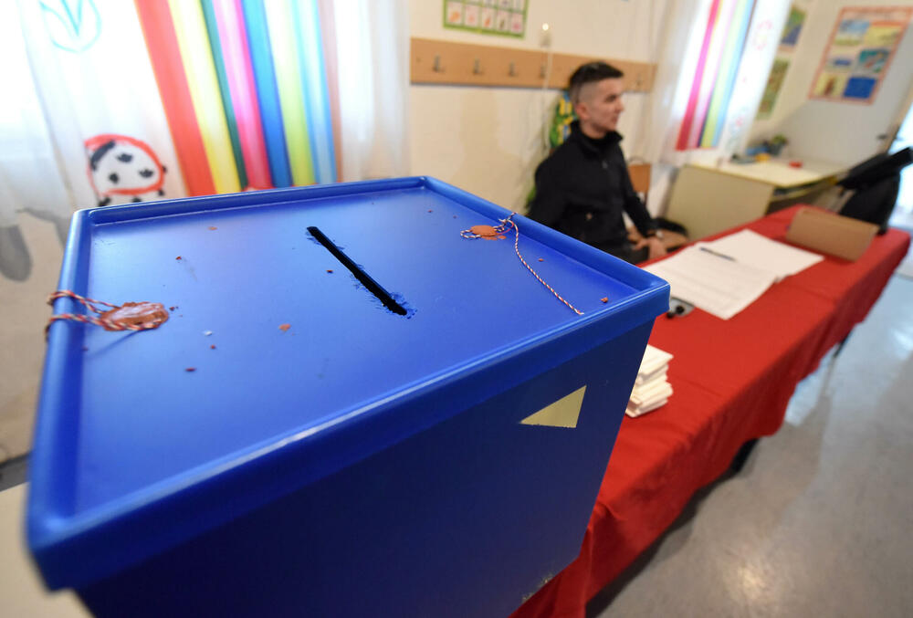 <p>Pravo glasa, saopšteno je &ldquo;Vijestima&rdquo; ranije iz MUP-a, ima oko 12.800 građana, a pored 26 biračkih mjesta u Zeti, tri su otvorena i u Upravi za izvršenje krivičnih sankcija (UIKS)</p>  <p>Stanovnici najmlađe crnogorske opštine se izjašnjavaju da li su za ili protiv gradnje postrojenja za prečišćavanje otpadnih voda u naselju Botun</p>  <p>Biračka mjesta biće otvorena do 20 sati</p>