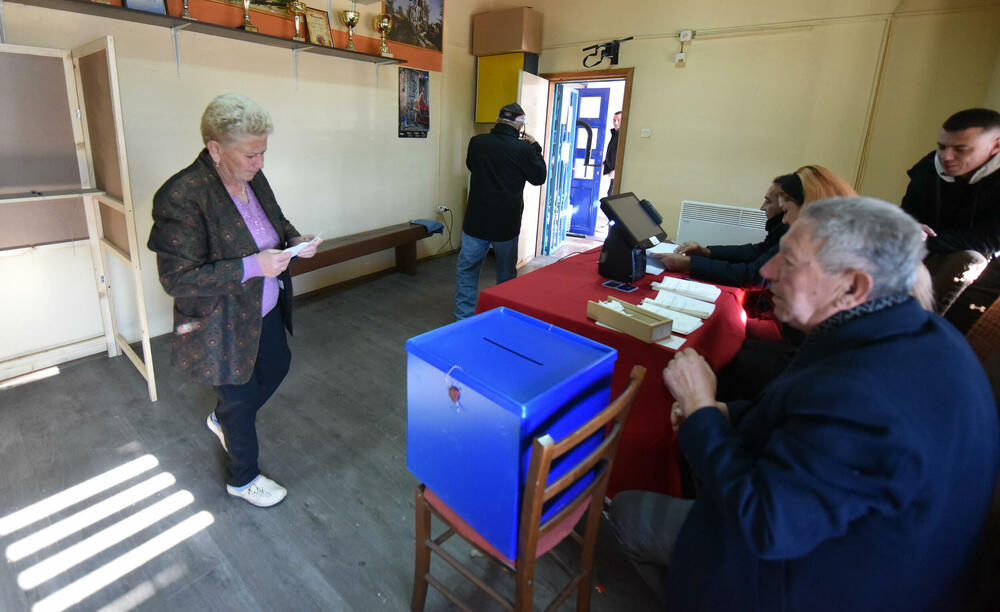 <p>Pravo glasa, saopšteno je &ldquo;Vijestima&rdquo; ranije iz MUP-a, ima oko 12.800 građana, a pored 26 biračkih mjesta u Zeti, tri su otvorena i u Upravi za izvršenje krivičnih sankcija (UIKS)</p>  <p>Stanovnici najmlađe crnogorske opštine se izjašnjavaju da li su za ili protiv gradnje postrojenja za prečišćavanje otpadnih voda u naselju Botun</p>  <p>Biračka mjesta biće otvorena do 20 sati</p>