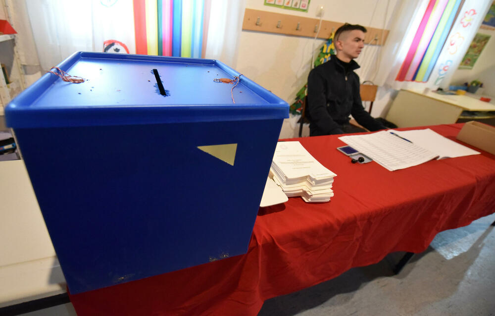 <p>Pravo glasa, saopšteno je &ldquo;Vijestima&rdquo; ranije iz MUP-a, ima oko 12.800 građana, a pored 26 biračkih mjesta u Zeti, tri su otvorena i u Upravi za izvršenje krivičnih sankcija (UIKS)</p>  <p>Stanovnici najmlađe crnogorske opštine se izjašnjavaju da li su za ili protiv gradnje postrojenja za prečišćavanje otpadnih voda u naselju Botun</p>  <p>Biračka mjesta biće otvorena do 20 sati</p>