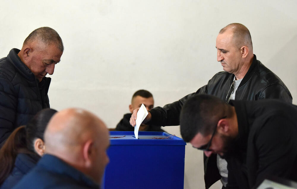 <p>Pravo glasa, saopšteno je &ldquo;Vijestima&rdquo; ranije iz MUP-a, ima oko 12.800 građana, a pored 26 biračkih mjesta u Zeti, tri su otvorena i u Upravi za izvršenje krivičnih sankcija (UIKS)</p>  <p>Stanovnici najmlađe crnogorske opštine se izjašnjavaju da li su za ili protiv gradnje postrojenja za prečišćavanje otpadnih voda u naselju Botun</p>  <p>Biračka mjesta biće otvorena do 20 sati</p>