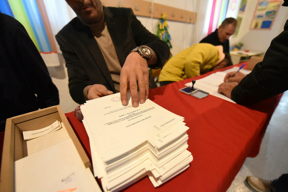 <p>Pravo glasa, saopšteno je &ldquo;Vijestima&rdquo; ranije iz MUP-a, ima oko 12.800 građana, a pored 26 biračkih mjesta u Zeti, tri su otvorena i u Upravi za izvršenje krivičnih sankcija (UIKS)</p>  <p>Stanovnici najmlađe crnogorske opštine se izjašnjavaju da li su za ili protiv gradnje postrojenja za prečišćavanje otpadnih voda u naselju Botun</p>  <p>Biračka mjesta biće otvorena do 20 sati</p>