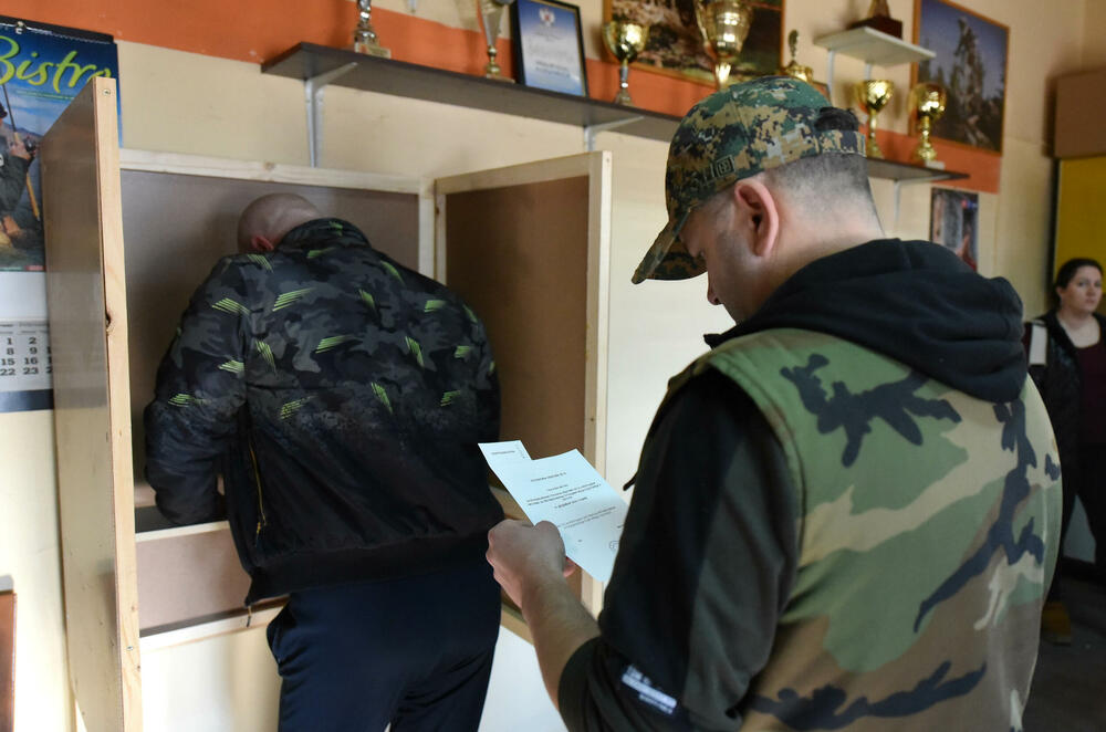 <p>Pravo glasa, saopšteno je &ldquo;Vijestima&rdquo; ranije iz MUP-a, ima oko 12.800 građana, a pored 26 biračkih mjesta u Zeti, tri su otvorena i u Upravi za izvršenje krivičnih sankcija (UIKS)</p>  <p>Stanovnici najmlađe crnogorske opštine se izjašnjavaju da li su za ili protiv gradnje postrojenja za prečišćavanje otpadnih voda u naselju Botun</p>  <p>Biračka mjesta biće otvorena do 20 sati</p>