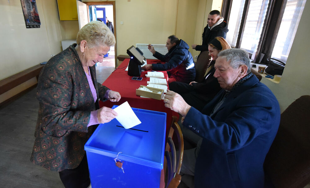 <p>Pravo glasa, saopšteno je &ldquo;Vijestima&rdquo; ranije iz MUP-a, ima oko 12.800 građana, a pored 26 biračkih mjesta u Zeti, tri su otvorena i u Upravi za izvršenje krivičnih sankcija (UIKS)</p>  <p>Stanovnici najmlađe crnogorske opštine se izjašnjavaju da li su za ili protiv gradnje postrojenja za prečišćavanje otpadnih voda u naselju Botun</p>  <p>Biračka mjesta biće otvorena do 20 sati</p>