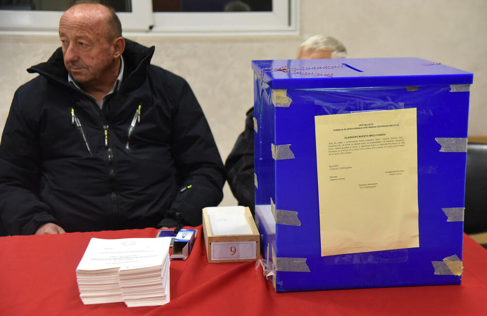 <p>Pravo glasa, saopšteno je &ldquo;Vijestima&rdquo; ranije iz MUP-a, ima oko 12.800 građana, a pored 26 biračkih mjesta u Zeti, tri su otvorena i u Upravi za izvršenje krivičnih sankcija (UIKS)</p>  <p>Stanovnici najmlađe crnogorske opštine se izjašnjavaju da li su za ili protiv gradnje postrojenja za prečišćavanje otpadnih voda u naselju Botun</p>  <p>Biračka mjesta biće otvorena do 20 sati</p>