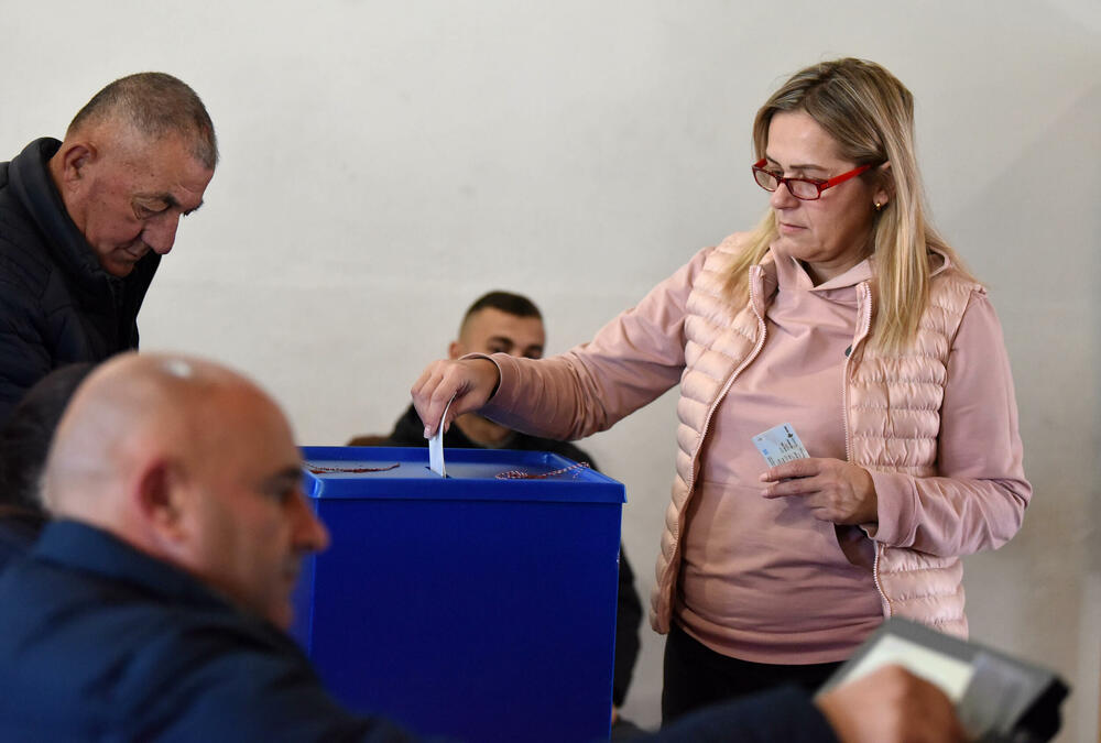 <p>Pravo glasa, saopšteno je &ldquo;Vijestima&rdquo; ranije iz MUP-a, ima oko 12.800 građana, a pored 26 biračkih mjesta u Zeti, tri su otvorena i u Upravi za izvršenje krivičnih sankcija (UIKS)</p>  <p>Stanovnici najmlađe crnogorske opštine se izjašnjavaju da li su za ili protiv gradnje postrojenja za prečišćavanje otpadnih voda u naselju Botun</p>  <p>Biračka mjesta biće otvorena do 20 sati</p>