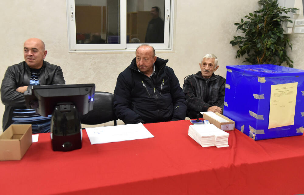 <p>Pravo glasa, saopšteno je &ldquo;Vijestima&rdquo; ranije iz MUP-a, ima oko 12.800 građana, a pored 26 biračkih mjesta u Zeti, tri su otvorena i u Upravi za izvršenje krivičnih sankcija (UIKS)</p>  <p>Stanovnici najmlađe crnogorske opštine se izjašnjavaju da li su za ili protiv gradnje postrojenja za prečišćavanje otpadnih voda u naselju Botun</p>  <p>Biračka mjesta biće otvorena do 20 sati</p>