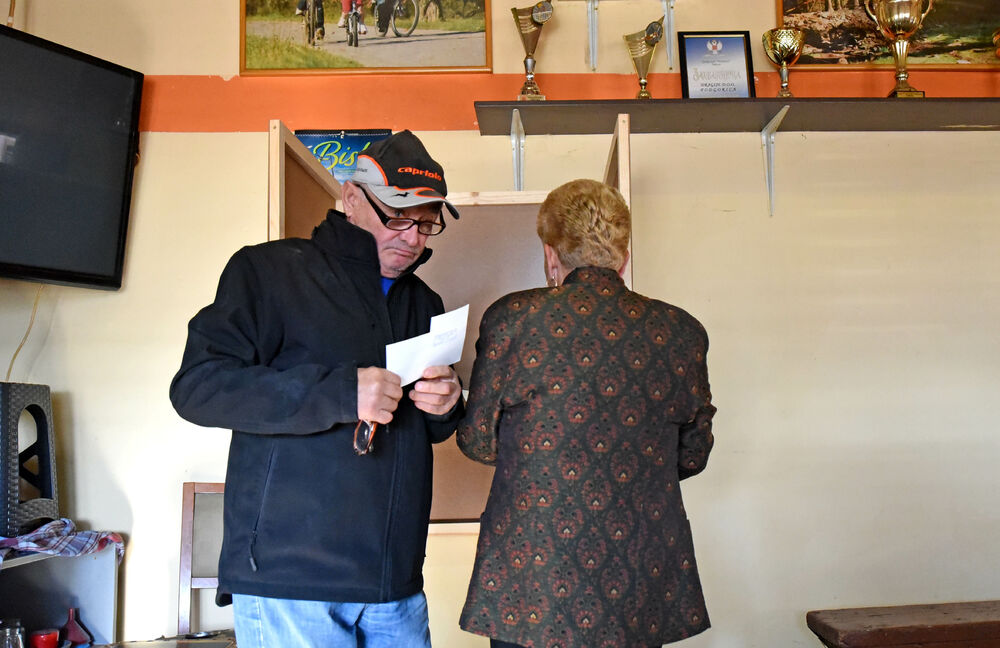 <p>Pravo glasa, saopšteno je &ldquo;Vijestima&rdquo; ranije iz MUP-a, ima oko 12.800 građana, a pored 26 biračkih mjesta u Zeti, tri su otvorena i u Upravi za izvršenje krivičnih sankcija (UIKS)</p>  <p>Stanovnici najmlađe crnogorske opštine se izjašnjavaju da li su za ili protiv gradnje postrojenja za prečišćavanje otpadnih voda u naselju Botun</p>  <p>Biračka mjesta biće otvorena do 20 sati</p>