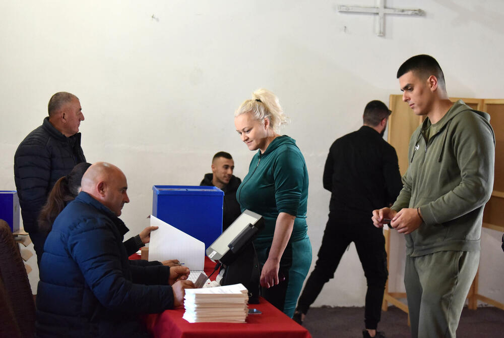 <p>Pravo glasa, saopšteno je &ldquo;Vijestima&rdquo; ranije iz MUP-a, ima oko 12.800 građana, a pored 26 biračkih mjesta u Zeti, tri su otvorena i u Upravi za izvršenje krivičnih sankcija (UIKS)</p>  <p>Stanovnici najmlađe crnogorske opštine se izjašnjavaju da li su za ili protiv gradnje postrojenja za prečišćavanje otpadnih voda u naselju Botun</p>  <p>Biračka mjesta biće otvorena do 20 sati</p>