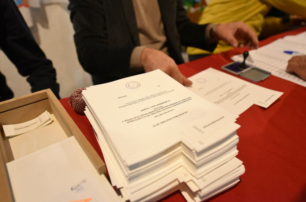 <p>Pravo glasa, saopšteno je &ldquo;Vijestima&rdquo; ranije iz MUP-a, ima oko 12.800 građana, a pored 26 biračkih mjesta u Zeti, tri su otvorena i u Upravi za izvršenje krivičnih sankcija (UIKS)</p>  <p>Stanovnici najmlađe crnogorske opštine se izjašnjavaju da li su za ili protiv gradnje postrojenja za prečišćavanje otpadnih voda u naselju Botun</p>  <p>Biračka mjesta biće otvorena do 20 sati</p>