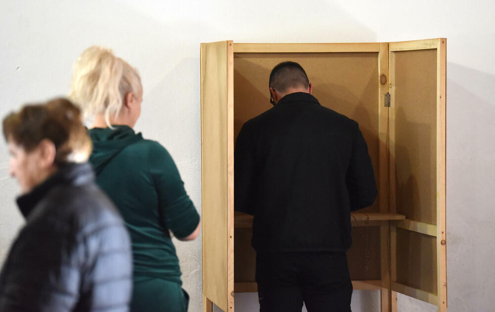 <p>Pravo glasa, saopšteno je &ldquo;Vijestima&rdquo; ranije iz MUP-a, ima oko 12.800 građana, a pored 26 biračkih mjesta u Zeti, tri su otvorena i u Upravi za izvršenje krivičnih sankcija (UIKS)</p>  <p>Stanovnici najmlađe crnogorske opštine se izjašnjavaju da li su za ili protiv gradnje postrojenja za prečišćavanje otpadnih voda u naselju Botun</p>  <p>Biračka mjesta biće otvorena do 20 sati</p>