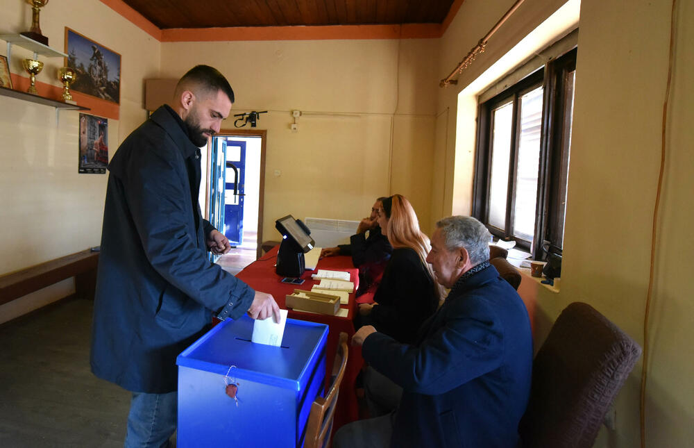 <p>Pravo glasa, saopšteno je &ldquo;Vijestima&rdquo; ranije iz MUP-a, ima oko 12.800 građana, a pored 26 biračkih mjesta u Zeti, tri su otvorena i u Upravi za izvršenje krivičnih sankcija (UIKS)</p>  <p>Stanovnici najmlađe crnogorske opštine se izjašnjavaju da li su za ili protiv gradnje postrojenja za prečišćavanje otpadnih voda u naselju Botun</p>  <p>Biračka mjesta biće otvorena do 20 sati</p>