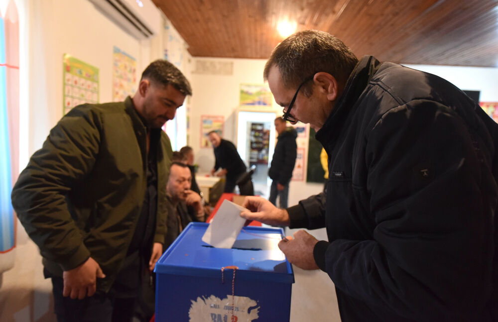 <p>Pravo glasa, saopšteno je &ldquo;Vijestima&rdquo; ranije iz MUP-a, ima oko 12.800 građana, a pored 26 biračkih mjesta u Zeti, tri su otvorena i u Upravi za izvršenje krivičnih sankcija (UIKS)</p>  <p>Stanovnici najmlađe crnogorske opštine se izjašnjavaju da li su za ili protiv gradnje postrojenja za prečišćavanje otpadnih voda u naselju Botun</p>  <p>Biračka mjesta biće otvorena do 20 sati</p>