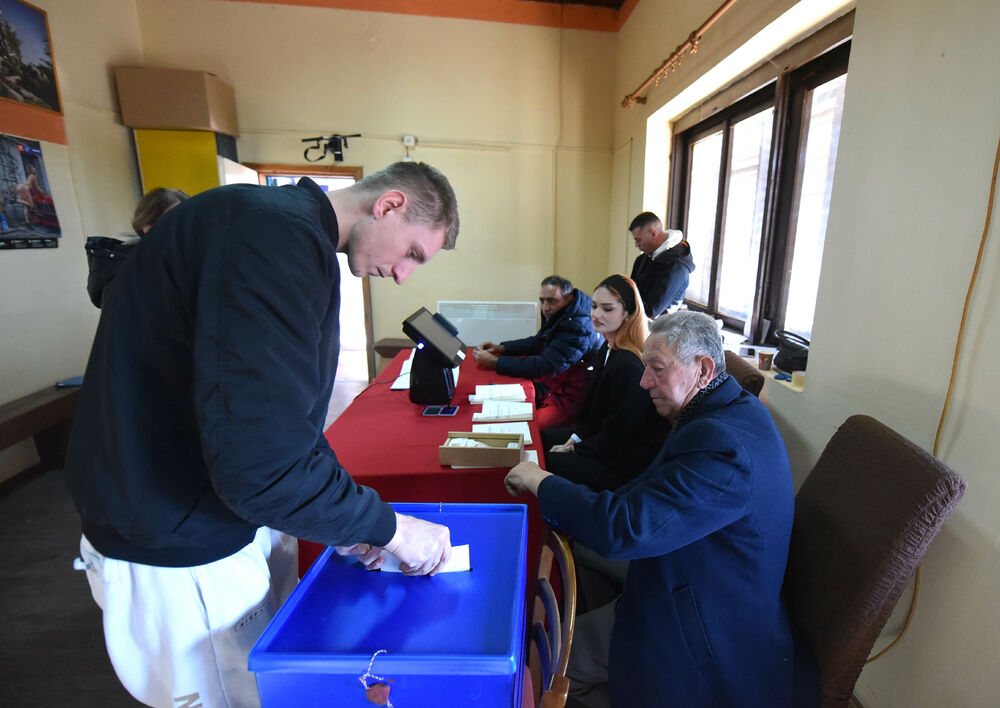 <p>Pravo glasa, saopšteno je &ldquo;Vijestima&rdquo; ranije iz MUP-a, ima oko 12.800 građana, a pored 26 biračkih mjesta u Zeti, tri su otvorena i u Upravi za izvršenje krivičnih sankcija (UIKS)</p>  <p>Stanovnici najmlađe crnogorske opštine se izjašnjavaju da li su za ili protiv gradnje postrojenja za prečišćavanje otpadnih voda u naselju Botun</p>  <p>Biračka mjesta biće otvorena do 20 sati</p>