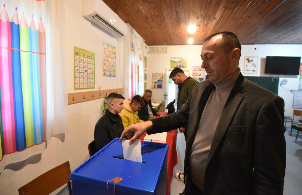 <p>Pravo glasa, saopšteno je &ldquo;Vijestima&rdquo; ranije iz MUP-a, ima oko 12.800 građana, a pored 26 biračkih mjesta u Zeti, tri su otvorena i u Upravi za izvršenje krivičnih sankcija (UIKS)</p>  <p>Stanovnici najmlađe crnogorske opštine se izjašnjavaju da li su za ili protiv gradnje postrojenja za prečišćavanje otpadnih voda u naselju Botun</p>  <p>Biračka mjesta biće otvorena do 20 sati</p>