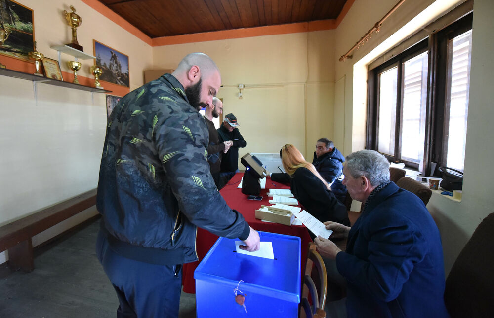 <p>Pravo glasa, saopšteno je &ldquo;Vijestima&rdquo; ranije iz MUP-a, ima oko 12.800 građana, a pored 26 biračkih mjesta u Zeti, tri su otvorena i u Upravi za izvršenje krivičnih sankcija (UIKS)</p>  <p>Stanovnici najmlađe crnogorske opštine se izjašnjavaju da li su za ili protiv gradnje postrojenja za prečišćavanje otpadnih voda u naselju Botun</p>  <p>Biračka mjesta biće otvorena do 20 sati</p>