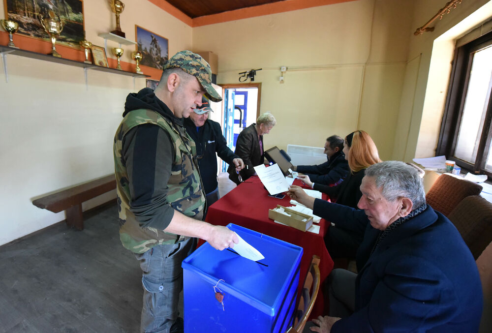 <p>Pravo glasa, saopšteno je &ldquo;Vijestima&rdquo; ranije iz MUP-a, ima oko 12.800 građana, a pored 26 biračkih mjesta u Zeti, tri su otvorena i u Upravi za izvršenje krivičnih sankcija (UIKS)</p>  <p>Stanovnici najmlađe crnogorske opštine se izjašnjavaju da li su za ili protiv gradnje postrojenja za prečišćavanje otpadnih voda u naselju Botun</p>  <p>Biračka mjesta biće otvorena do 20 sati</p>