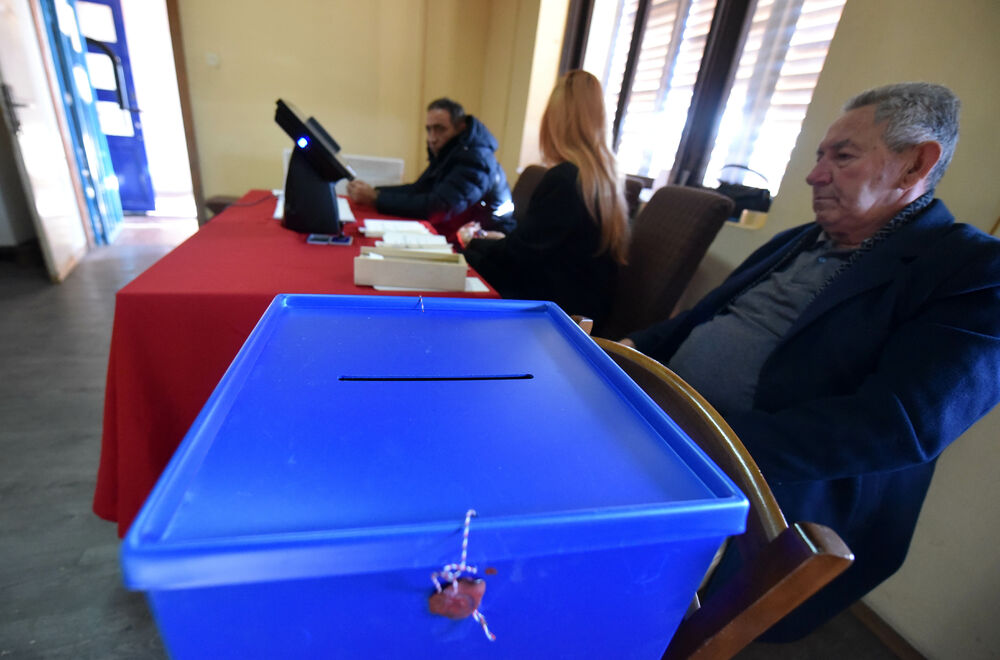 <p>Pravo glasa, saopšteno je &ldquo;Vijestima&rdquo; ranije iz MUP-a, ima oko 12.800 građana, a pored 26 biračkih mjesta u Zeti, tri su otvorena i u Upravi za izvršenje krivičnih sankcija (UIKS)</p>  <p>Stanovnici najmlađe crnogorske opštine se izjašnjavaju da li su za ili protiv gradnje postrojenja za prečišćavanje otpadnih voda u naselju Botun</p>  <p>Biračka mjesta biće otvorena do 20 sati</p>