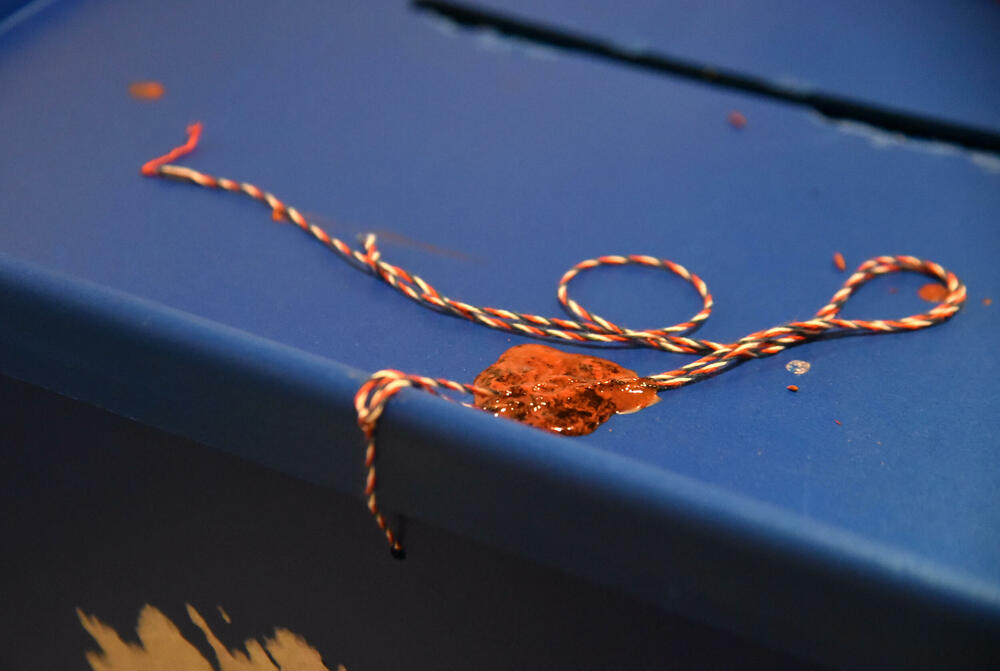 <p>Pravo glasa, saopšteno je &ldquo;Vijestima&rdquo; ranije iz MUP-a, ima oko 12.800 građana, a pored 26 biračkih mjesta u Zeti, tri su otvorena i u Upravi za izvršenje krivičnih sankcija (UIKS)</p>  <p>Stanovnici najmlađe crnogorske opštine se izjašnjavaju da li su za ili protiv gradnje postrojenja za prečišćavanje otpadnih voda u naselju Botun</p>  <p>Biračka mjesta biće otvorena do 20 sati</p>