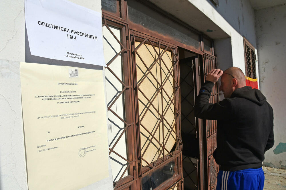 <p>Pravo glasa, saopšteno je &ldquo;Vijestima&rdquo; ranije iz MUP-a, ima oko 12.800 građana, a pored 26 biračkih mjesta u Zeti, tri su otvorena i u Upravi za izvršenje krivičnih sankcija (UIKS)</p>  <p>Stanovnici najmlađe crnogorske opštine se izjašnjavaju da li su za ili protiv gradnje postrojenja za prečišćavanje otpadnih voda u naselju Botun</p>  <p>Biračka mjesta biće otvorena do 20 sati</p>