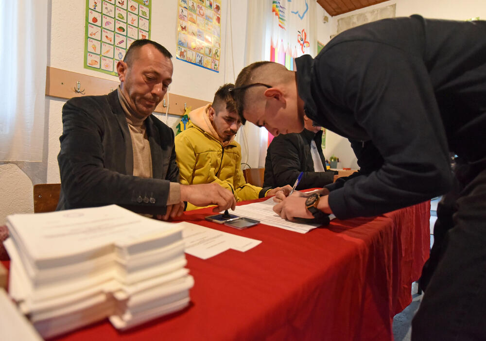 <p>Pravo glasa, saopšteno je &ldquo;Vijestima&rdquo; ranije iz MUP-a, ima oko 12.800 građana, a pored 26 biračkih mjesta u Zeti, tri su otvorena i u Upravi za izvršenje krivičnih sankcija (UIKS)</p>  <p>Stanovnici najmlađe crnogorske opštine se izjašnjavaju da li su za ili protiv gradnje postrojenja za prečišćavanje otpadnih voda u naselju Botun</p>  <p>Biračka mjesta biće otvorena do 20 sati</p>