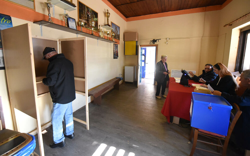 <p>Pravo glasa, saopšteno je &ldquo;Vijestima&rdquo; ranije iz MUP-a, ima oko 12.800 građana, a pored 26 biračkih mjesta u Zeti, tri su otvorena i u Upravi za izvršenje krivičnih sankcija (UIKS)</p>  <p>Stanovnici najmlađe crnogorske opštine se izjašnjavaju da li su za ili protiv gradnje postrojenja za prečišćavanje otpadnih voda u naselju Botun</p>  <p>Biračka mjesta biće otvorena do 20 sati</p>