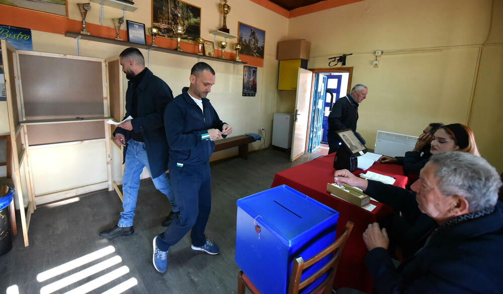 <p>Pravo glasa, saopšteno je &ldquo;Vijestima&rdquo; ranije iz MUP-a, ima oko 12.800 građana, a pored 26 biračkih mjesta u Zeti, tri su otvorena i u Upravi za izvršenje krivičnih sankcija (UIKS)</p>  <p>Stanovnici najmlađe crnogorske opštine se izjašnjavaju da li su za ili protiv gradnje postrojenja za prečišćavanje otpadnih voda u naselju Botun</p>  <p>Biračka mjesta biće otvorena do 20 sati</p>