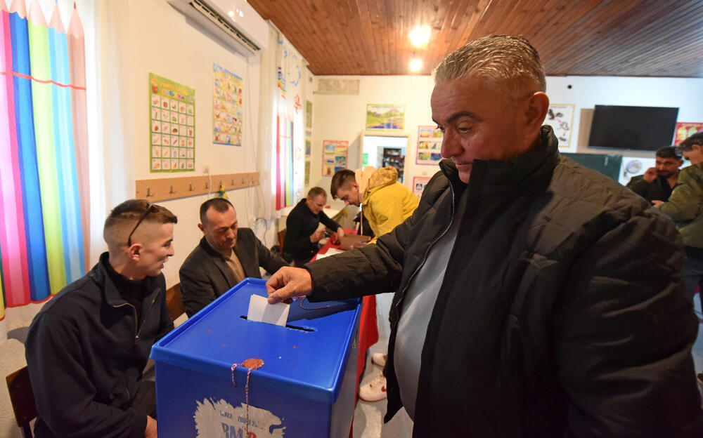 <p>Pravo glasa, saopšteno je &ldquo;Vijestima&rdquo; ranije iz MUP-a, ima oko 12.800 građana, a pored 26 biračkih mjesta u Zeti, tri su otvorena i u Upravi za izvršenje krivičnih sankcija (UIKS)</p>  <p>Stanovnici najmlađe crnogorske opštine se izjašnjavaju da li su za ili protiv gradnje postrojenja za prečišćavanje otpadnih voda u naselju Botun</p>  <p>Biračka mjesta biće otvorena do 20 sati</p>