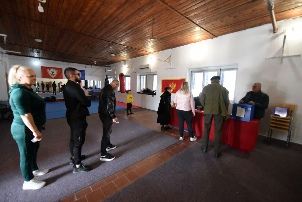 <p>Pravo glasa, saopšteno je &ldquo;Vijestima&rdquo; ranije iz MUP-a, ima oko 12.800 građana, a pored 26 biračkih mjesta u Zeti, tri su otvorena i u Upravi za izvršenje krivičnih sankcija (UIKS)</p>  <p>Stanovnici najmlađe crnogorske opštine se izjašnjavaju da li su za ili protiv gradnje postrojenja za prečišćavanje otpadnih voda u naselju Botun</p>  <p>Biračka mjesta biće otvorena do 20 sati</p>