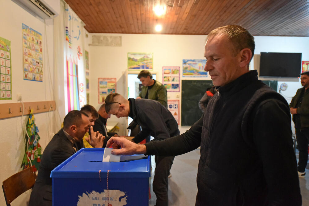 <p>Pravo glasa, saopšteno je &ldquo;Vijestima&rdquo; ranije iz MUP-a, ima oko 12.800 građana, a pored 26 biračkih mjesta u Zeti, tri su otvorena i u Upravi za izvršenje krivičnih sankcija (UIKS)</p>  <p>Stanovnici najmlađe crnogorske opštine se izjašnjavaju da li su za ili protiv gradnje postrojenja za prečišćavanje otpadnih voda u naselju Botun</p>  <p>Biračka mjesta biće otvorena do 20 sati</p>