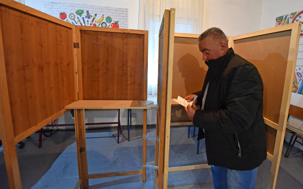 <p>Pravo glasa, saopšteno je &ldquo;Vijestima&rdquo; ranije iz MUP-a, ima oko 12.800 građana, a pored 26 biračkih mjesta u Zeti, tri su otvorena i u Upravi za izvršenje krivičnih sankcija (UIKS)</p>  <p>Stanovnici najmlađe crnogorske opštine se izjašnjavaju da li su za ili protiv gradnje postrojenja za prečišćavanje otpadnih voda u naselju Botun</p>  <p>Biračka mjesta biće otvorena do 20 sati</p>