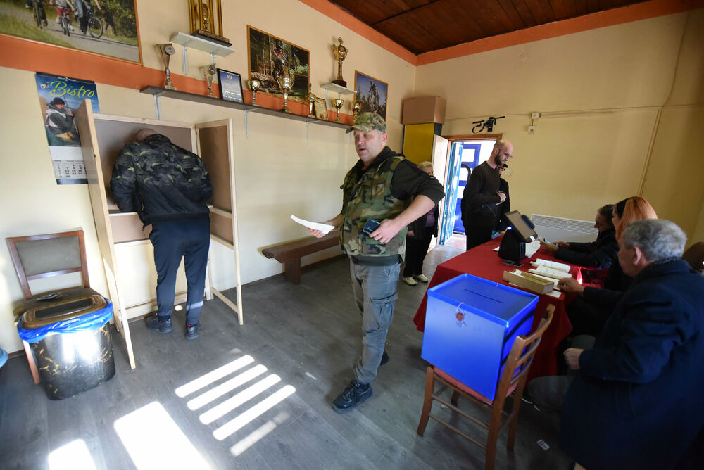 <p>Pravo glasa, saopšteno je &ldquo;Vijestima&rdquo; ranije iz MUP-a, ima oko 12.800 građana, a pored 26 biračkih mjesta u Zeti, tri su otvorena i u Upravi za izvršenje krivičnih sankcija (UIKS)</p>  <p>Stanovnici najmlađe crnogorske opštine se izjašnjavaju da li su za ili protiv gradnje postrojenja za prečišćavanje otpadnih voda u naselju Botun</p>  <p>Biračka mjesta biće otvorena do 20 sati</p>