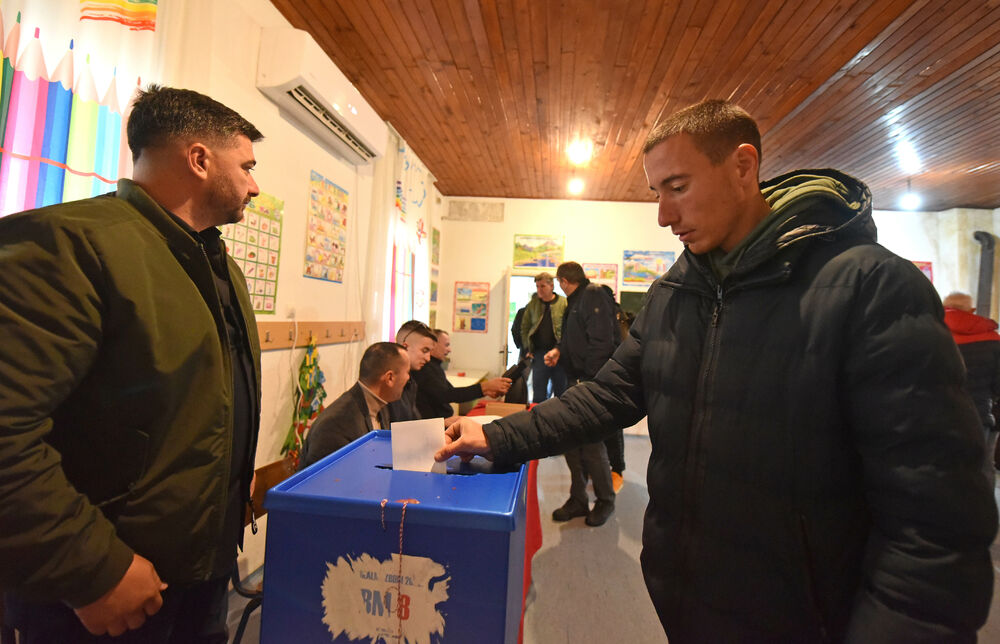 <p>Pravo glasa, saopšteno je &ldquo;Vijestima&rdquo; ranije iz MUP-a, ima oko 12.800 građana, a pored 26 biračkih mjesta u Zeti, tri su otvorena i u Upravi za izvršenje krivičnih sankcija (UIKS)</p>  <p>Stanovnici najmlađe crnogorske opštine se izjašnjavaju da li su za ili protiv gradnje postrojenja za prečišćavanje otpadnih voda u naselju Botun</p>  <p>Biračka mjesta biće otvorena do 20 sati</p>