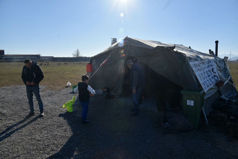 <p>Pravo glasa, saopšteno je &ldquo;Vijestima&rdquo; ranije iz MUP-a, ima oko 12.800 građana, a pored 26 biračkih mjesta u Zeti, tri su otvorena i u Upravi za izvršenje krivičnih sankcija (UIKS)</p>  <p>Stanovnici najmlađe crnogorske opštine se izjašnjavaju da li su za ili protiv gradnje postrojenja za prečišćavanje otpadnih voda u naselju Botun</p>  <p>Biračka mjesta biće otvorena do 20 sati</p>