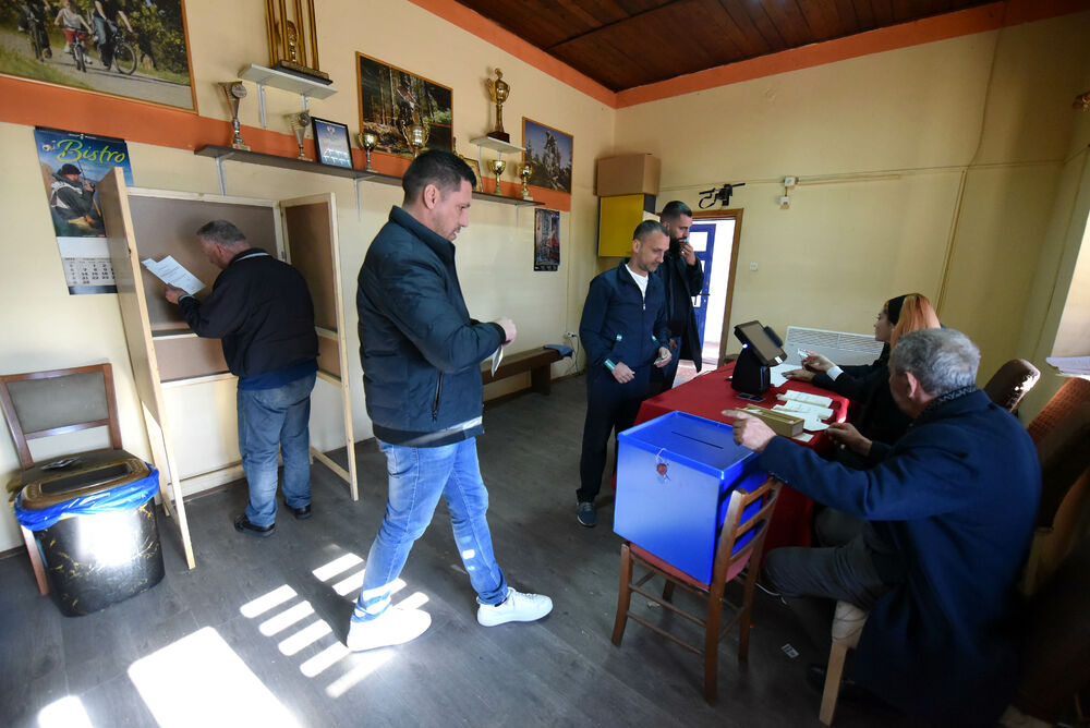 <p>Pravo glasa, saopšteno je &ldquo;Vijestima&rdquo; ranije iz MUP-a, ima oko 12.800 građana, a pored 26 biračkih mjesta u Zeti, tri su otvorena i u Upravi za izvršenje krivičnih sankcija (UIKS)</p>  <p>Stanovnici najmlađe crnogorske opštine se izjašnjavaju da li su za ili protiv gradnje postrojenja za prečišćavanje otpadnih voda u naselju Botun</p>  <p>Biračka mjesta biće otvorena do 20 sati</p>