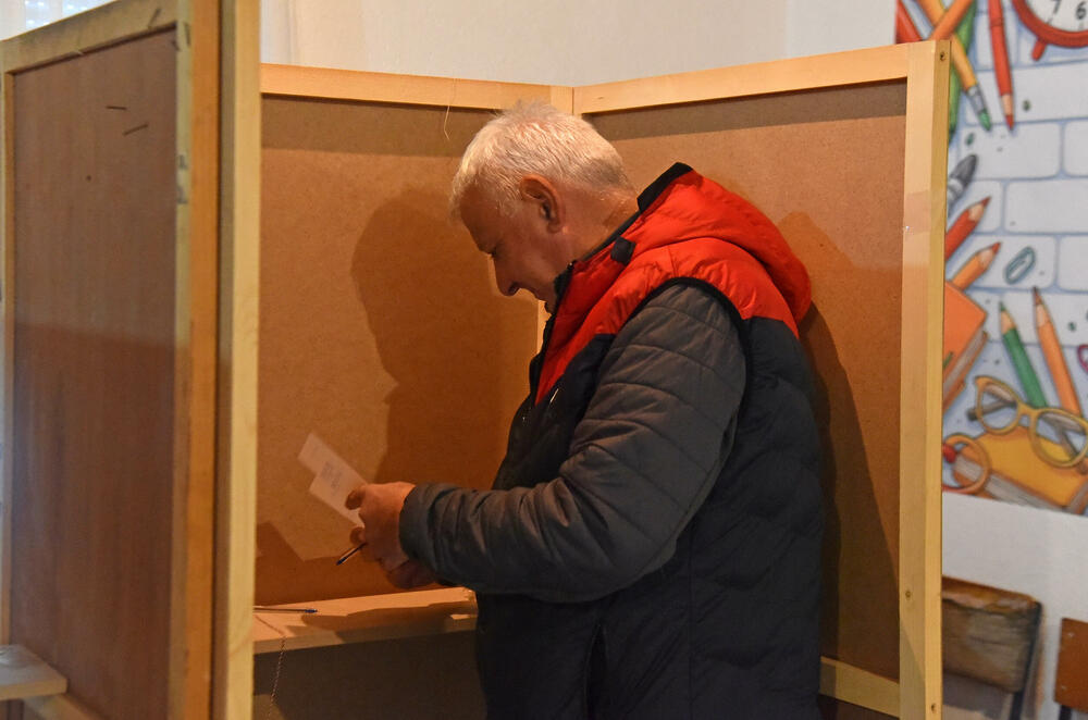 <p>Pravo glasa, saopšteno je &ldquo;Vijestima&rdquo; ranije iz MUP-a, ima oko 12.800 građana, a pored 26 biračkih mjesta u Zeti, tri su otvorena i u Upravi za izvršenje krivičnih sankcija (UIKS)</p>  <p>Stanovnici najmlađe crnogorske opštine se izjašnjavaju da li su za ili protiv gradnje postrojenja za prečišćavanje otpadnih voda u naselju Botun</p>  <p>Biračka mjesta biće otvorena do 20 sati</p>