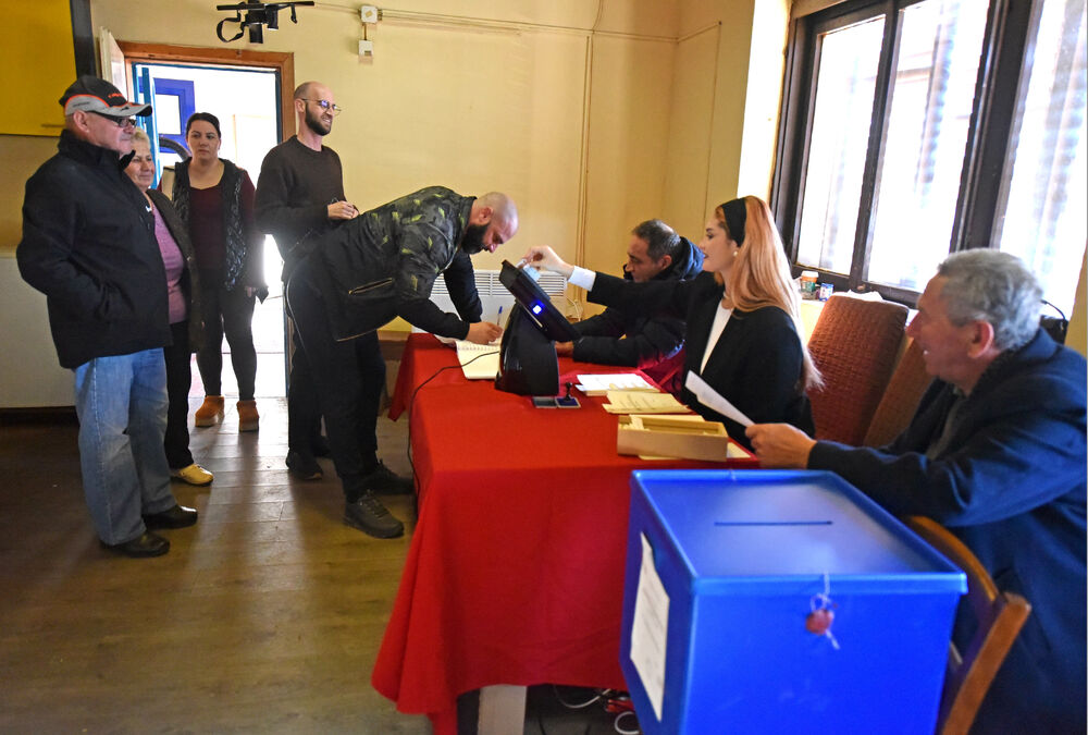 <p>Pravo glasa, saopšteno je &ldquo;Vijestima&rdquo; ranije iz MUP-a, ima oko 12.800 građana, a pored 26 biračkih mjesta u Zeti, tri su otvorena i u Upravi za izvršenje krivičnih sankcija (UIKS)</p>  <p>Stanovnici najmlađe crnogorske opštine se izjašnjavaju da li su za ili protiv gradnje postrojenja za prečišćavanje otpadnih voda u naselju Botun</p>  <p>Biračka mjesta biće otvorena do 20 sati</p>