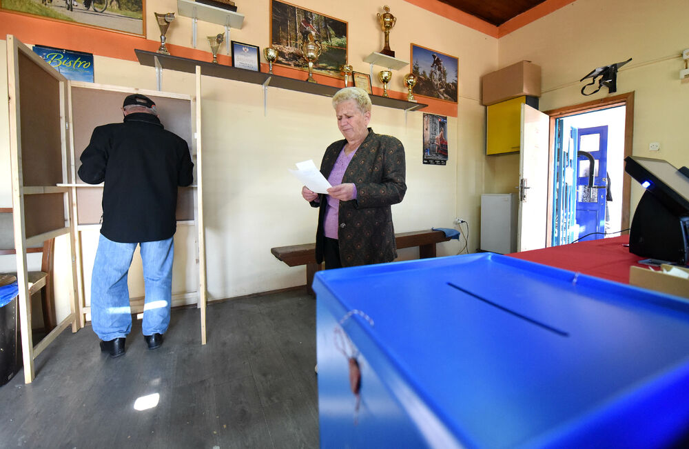 <p>Pravo glasa, saopšteno je &ldquo;Vijestima&rdquo; ranije iz MUP-a, ima oko 12.800 građana, a pored 26 biračkih mjesta u Zeti, tri su otvorena i u Upravi za izvršenje krivičnih sankcija (UIKS)</p>  <p>Stanovnici najmlađe crnogorske opštine se izjašnjavaju da li su za ili protiv gradnje postrojenja za prečišćavanje otpadnih voda u naselju Botun</p>  <p>Biračka mjesta biće otvorena do 20 sati</p>