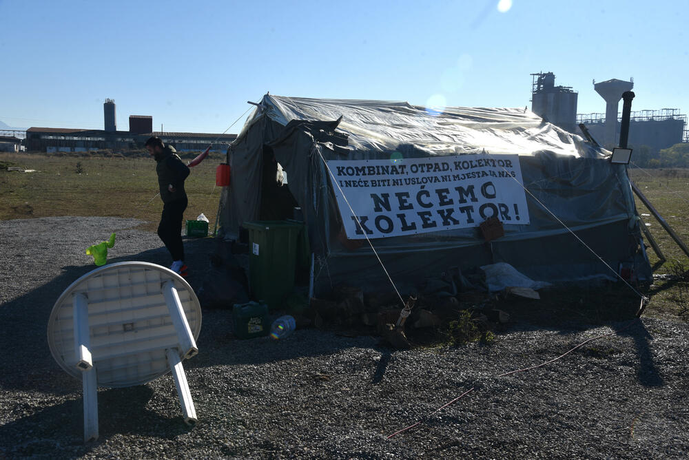 <p>Pravo glasa, saopšteno je &ldquo;Vijestima&rdquo; ranije iz MUP-a, ima oko 12.800 građana, a pored 26 biračkih mjesta u Zeti, tri su otvorena i u Upravi za izvršenje krivičnih sankcija (UIKS)</p>  <p>Stanovnici najmlađe crnogorske opštine se izjašnjavaju da li su za ili protiv gradnje postrojenja za prečišćavanje otpadnih voda u naselju Botun</p>  <p>Biračka mjesta biće otvorena do 20 sati</p>