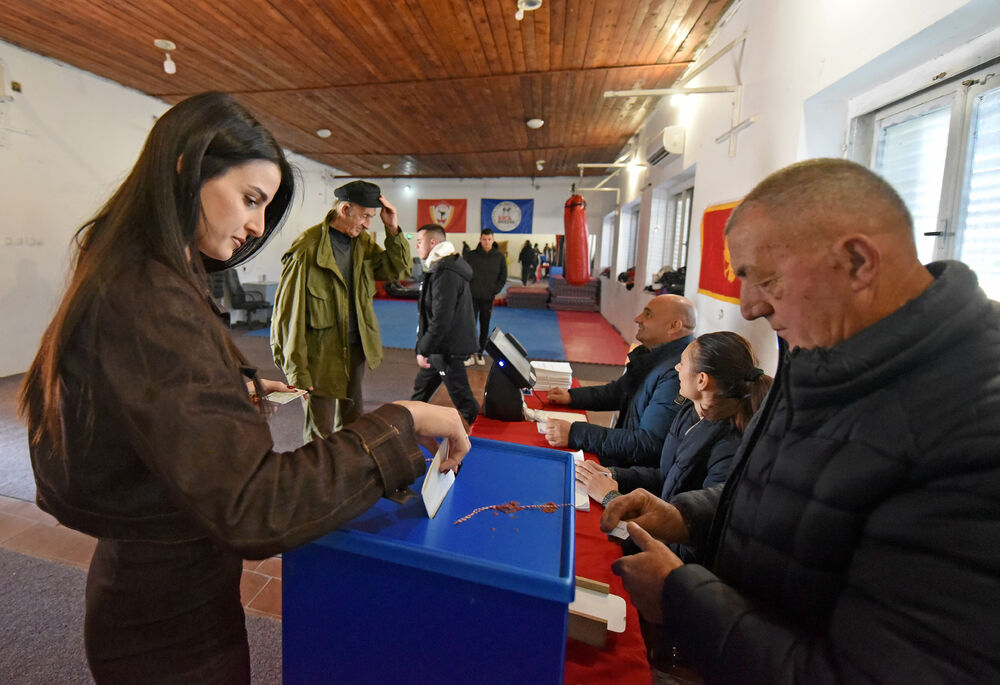 <p>Pravo glasa, saopšteno je &ldquo;Vijestima&rdquo; ranije iz MUP-a, ima oko 12.800 građana, a pored 26 biračkih mjesta u Zeti, tri su otvorena i u Upravi za izvršenje krivičnih sankcija (UIKS)</p>  <p>Stanovnici najmlađe crnogorske opštine se izjašnjavaju da li su za ili protiv gradnje postrojenja za prečišćavanje otpadnih voda u naselju Botun</p>  <p>Biračka mjesta biće otvorena do 20 sati</p>