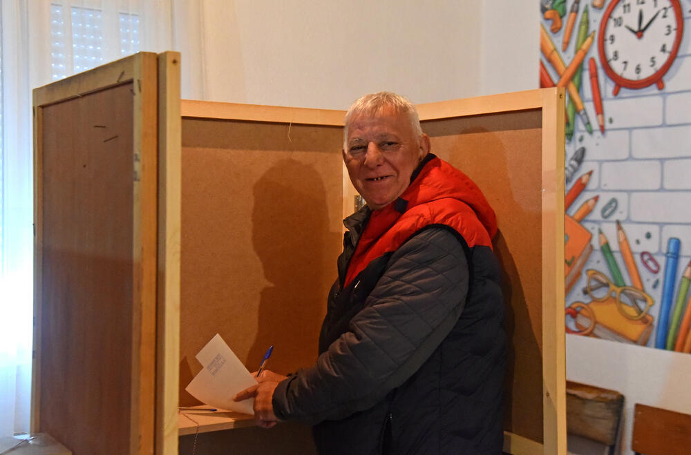 <p>Predstavnik Botuna, Jagoš Bećirović, istakao da mještani ostaju pod šatorom i da očekuje da će podgoričke vlasti &ldquo;uvažiti i čuti ovaj demokratski čin&rdquo;</p>