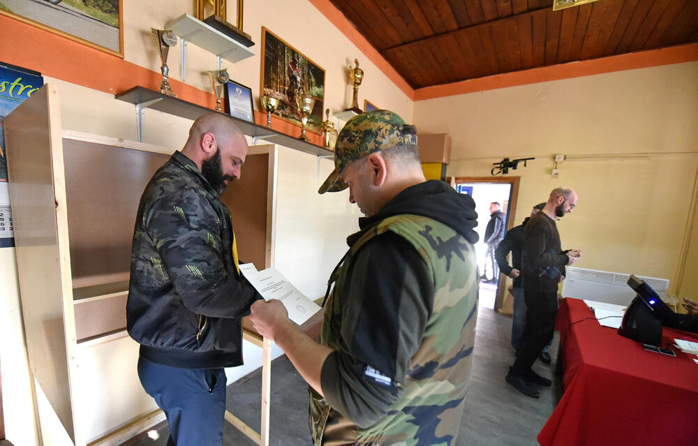 <p>Pravo glasa, saopšteno je &ldquo;Vijestima&rdquo; ranije iz MUP-a, ima oko 12.800 građana, a pored 26 biračkih mjesta u Zeti, tri su otvorena i u Upravi za izvršenje krivičnih sankcija (UIKS)</p>  <p>Stanovnici najmlađe crnogorske opštine se izjašnjavaju da li su za ili protiv gradnje postrojenja za prečišćavanje otpadnih voda u naselju Botun</p>  <p>Biračka mjesta biće otvorena do 20 sati</p>