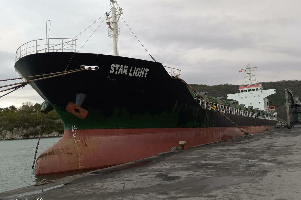 Brod koji je prevozio otpad, Foto: Babur Haluluport