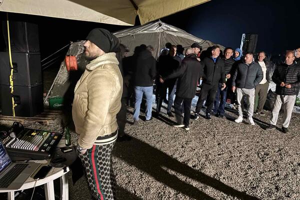 ВИДЕО: Жители Ботунджи ожидают результатов референдума под музыку.