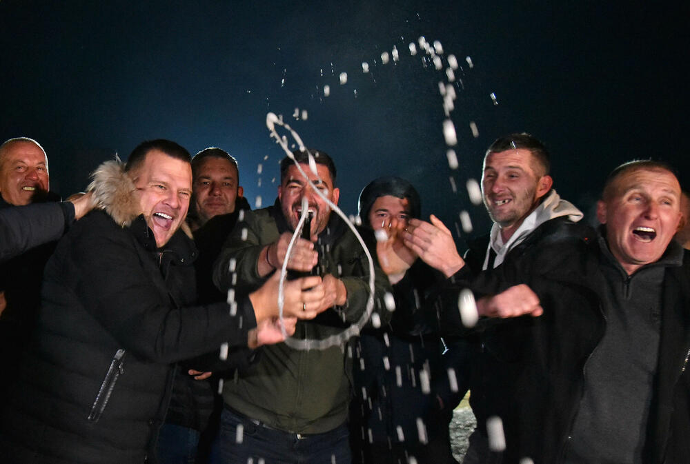 <p>Predstavnik Botuna, Jagoš Bećirović, istakao da mještani ostaju pod šatorom i da očekuje da će podgoričke vlasti &ldquo;uvažiti i čuti ovaj demokratski čin&rdquo;</p>