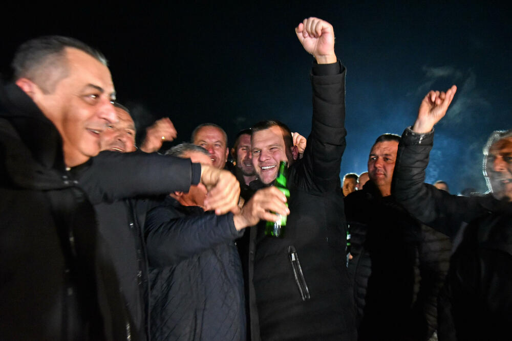 <p>Predstavnik Botuna, Jagoš Bećirović, istakao da mještani ostaju pod šatorom i da očekuje da će podgoričke vlasti &ldquo;uvažiti i čuti ovaj demokratski čin&rdquo;</p>