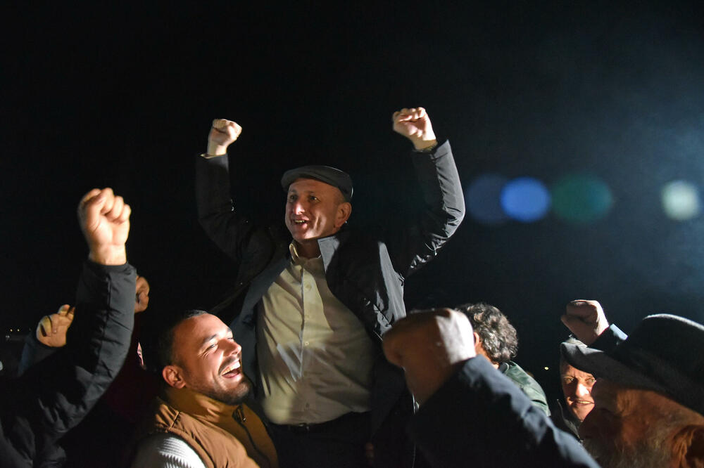 <p>Predstavnik Botuna, Jagoš Bećirović, istakao da mještani ostaju pod šatorom i da očekuje da će podgoričke vlasti &ldquo;uvažiti i čuti ovaj demokratski čin&rdquo;</p>