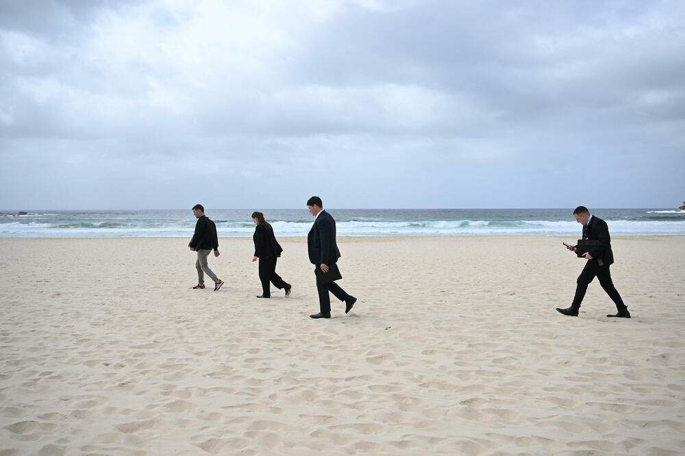 Detektivi na plaži na kojoj se dogodio zločin, Foto: Reuters