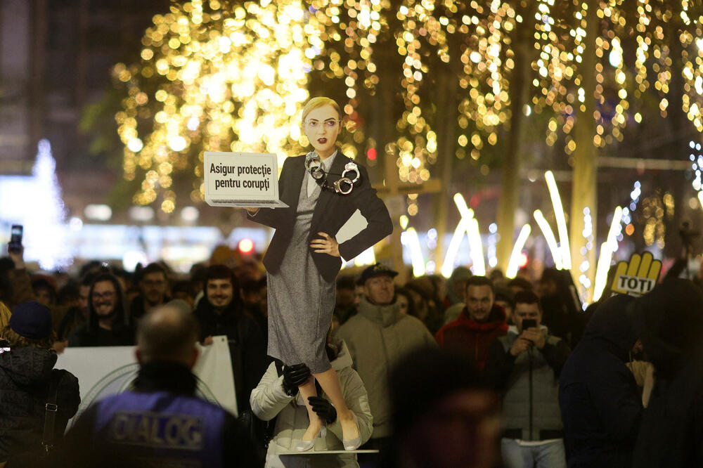 Sa protesta: Karton sa likom Lije Savonee, Foto: Reuters